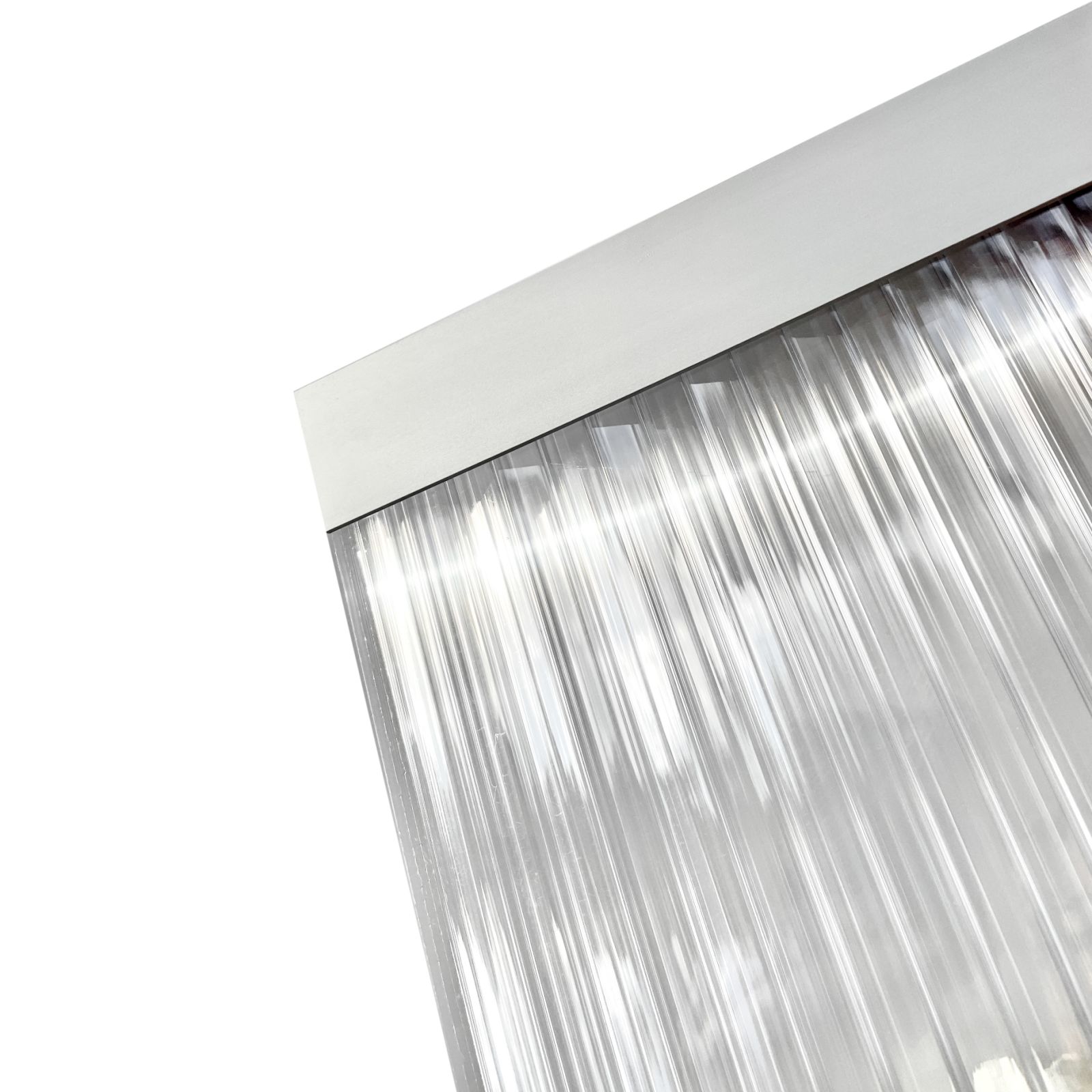 Aluminium L-profil ansluten till kanalpolykarbonatskiva, sedd uppifrån